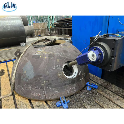 Dopo la formazione della testa emisferica, vengono forati dei fori e viene effettuato il rinforzo secondo calcoli di pressione per garantire la resistenza.